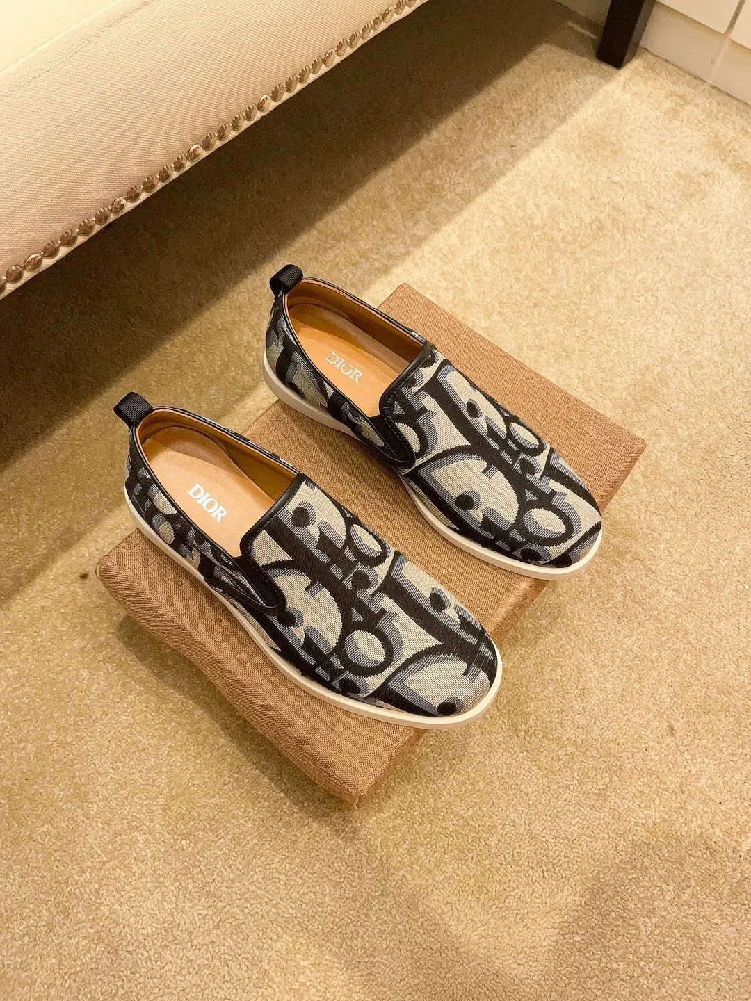 Factory price 380🔥[Dior] The latest 2024 new model is carefully crafted and set off the audience! An international brand that continues to innovate. This men's all-season casual shoe, the original version, has an all-leather upper, breathable and comfortable leather feet ➕Rubber non-slip outsole, breathable and comfortable, quality speaks for itself👄Color: two colors Size: 38-44